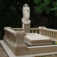 Мемориал из белого гранита с Ангелом
