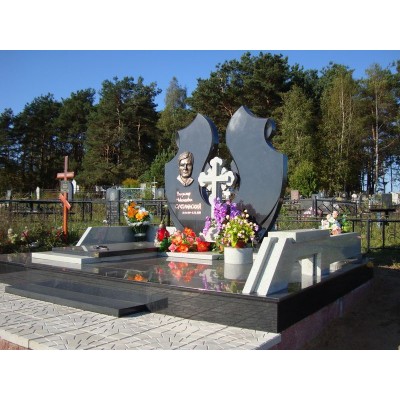 Двойной памятник Слава героям