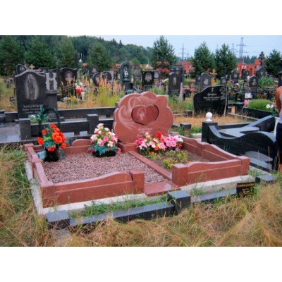 Памятник детский из красного гранита с сердцем