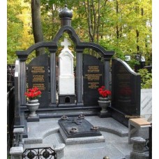 Тройной семейный памятник Часовня Тройной семейный памятник Часовня