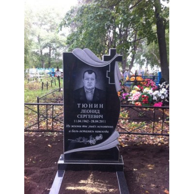 Вертикальный памятник с крестом для мужчины