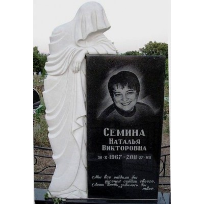 Памятник из гранита со Скорбящей матерью