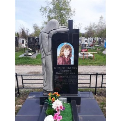 Памятник резной Скорбящая мать и крест