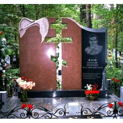 Памятник с летящим лебедем и крестом