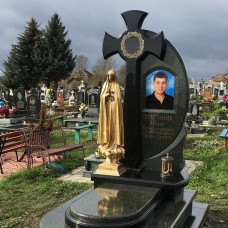 Мемориальный памятник из черного гранита с Крестом Мемориальный памятник из черного гранита с Крестом