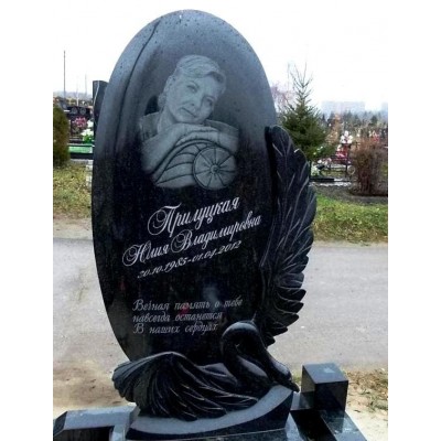 Круглый резной памятник с черным лебедем для женщины