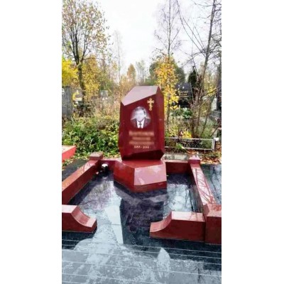 Вертикальный памятник из малинового кварцита