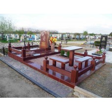 Стол и скамейка из малинового кварцита