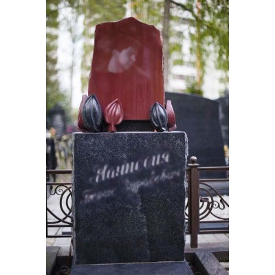 Памятник из малинового кварцита и постамент габбро