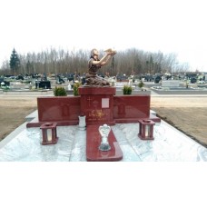 Мемориальный комплекс Скорбящая мать из малинового кварцита