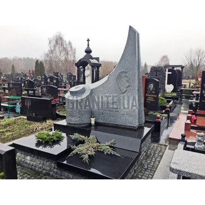 Мемориальный комплекс с барельефом