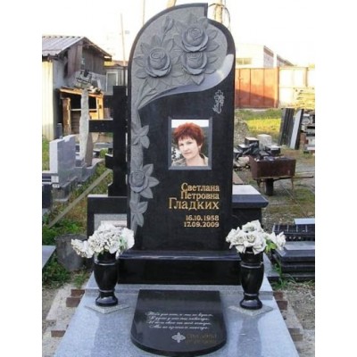 Гранитный комплекс с резными розами