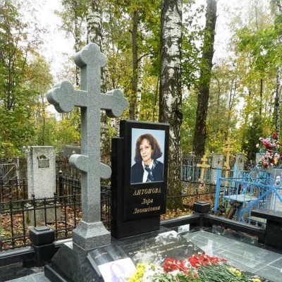 Гранитный памятник на могилу с крестом