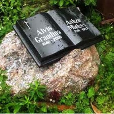 Памятник из гранита Книга на камне