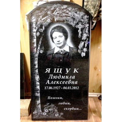 Вертикальный памятник с гравировкой березки