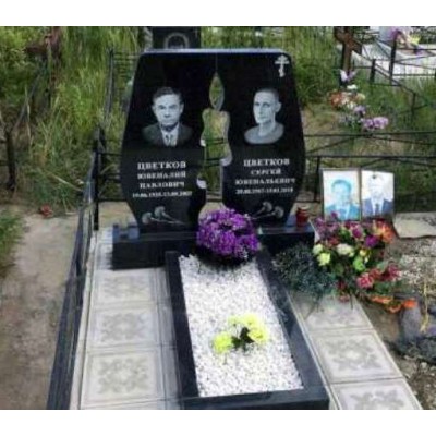 Семейный надгробный памятник на двоих со свечой