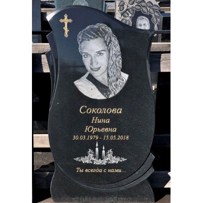 Гранитный ритуальный памятник на кладбище