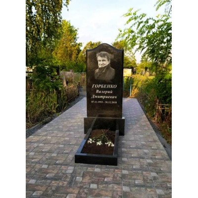 Памятник на кладбище из габбро-диабаза