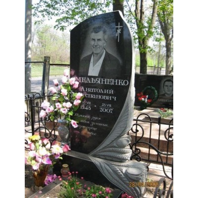 Православный памятник с резными цветами