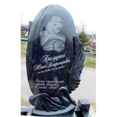 Овальный гранитный памятник с лебедем