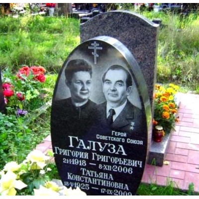 Овальный семейный гранитный памятник на могилу