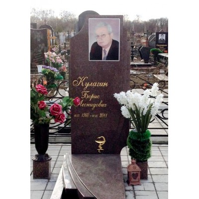 Фигурный памятник из лезниковского гранита