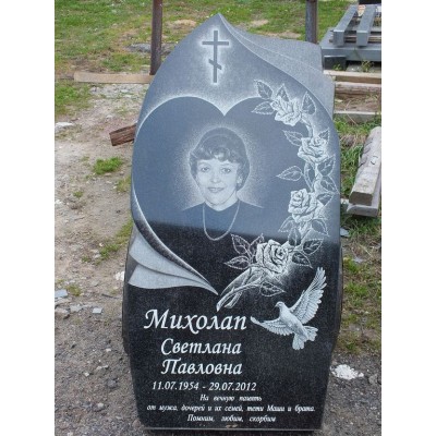 Фигурный гранитный памятник с гравировкой Сердца