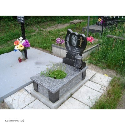 Детский памятник с аккуратной клумбой