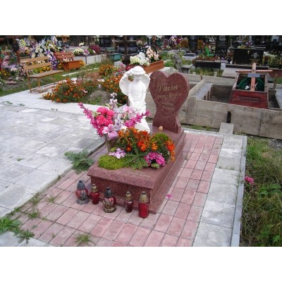 Детский памятник со скульптурой ангела