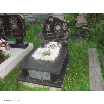 Гранитный памятник с розами для ребеночка