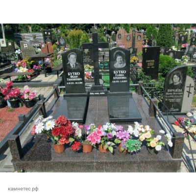 Двойной мемориал с крестом и оградой из черного гранита