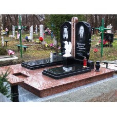 Двойной гранитный мемориал с фигурой ангела Двойной гранитный мемориал с фигурой ангела