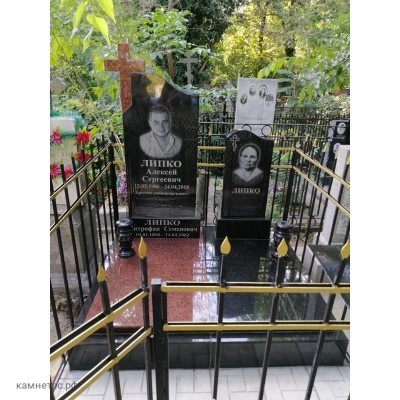 Скромный мемориальный памятник на семейном захоронении
