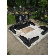 Гранитный родительский памятник с фигурной оградой Гранитный родительский памятник с фигурной оградой