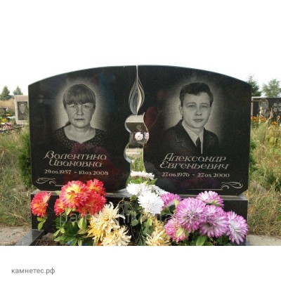Памятник в форме свечи для двойного захоронения