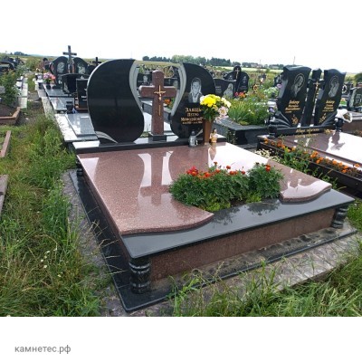 Памятник в форме свечи для двойного захоронения