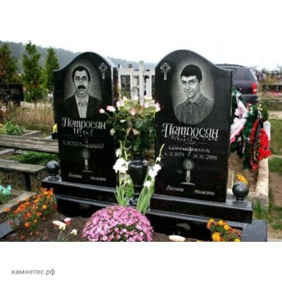 Двойной семейный памятник из черного гранита