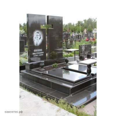 Строгий гранитный памятник на две могилы
