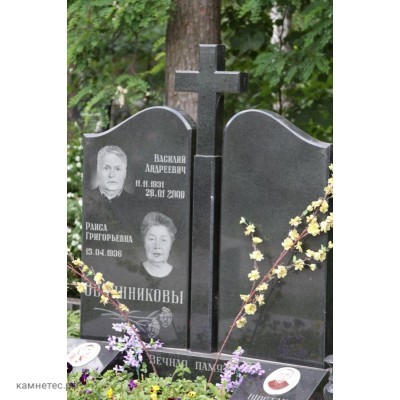 Двойной гранитный памятник с волнистыми стелами