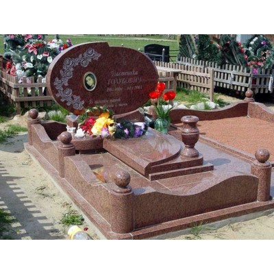 Двойной памятник с розами из красного гранита