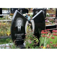 Фигурный гранитный памятник на двоих человек Фигурный гранитный памятник на двоих человек