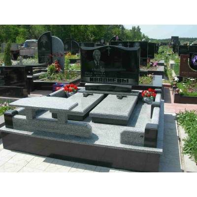 Надмогильный памятник на двоих с гранитным пьедесталом и оградой