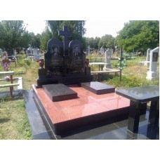 Гранитный памятник для родителей с красным цоколем Гранитный памятник для родителей с красным цоколем