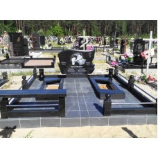 Памятник родителям с горизонтальной стелой и оградой Памятник родителям с горизонтальной стелой и оградой