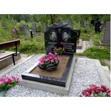 Семейный гранитный памятник с общей клумбой и цветами Семейный гранитный памятник с общей клумбой и цветами