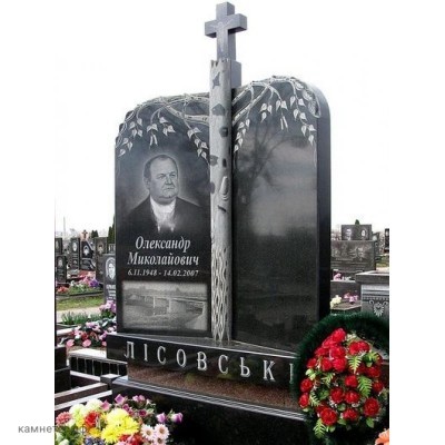 Двойной надгробный памятник в виде березы