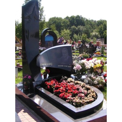 Эксклюзивный памятник из гранита летчику
