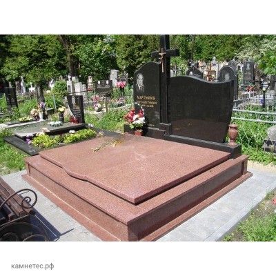 Памятник с надгробием из красного гранита
