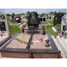 Двойной памятник с фигурным цветочником Двойной памятник с фигурным цветочником