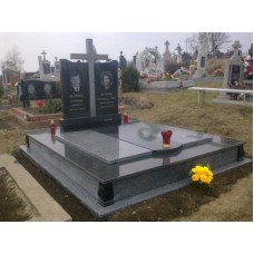 Двойной памятник с большим цоколем Двойной памятник с большим цоколем